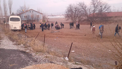 Afyon'un Bolvadin ilçesinde öğrencileri taşıyan servis aracı ile bir kamyonetin