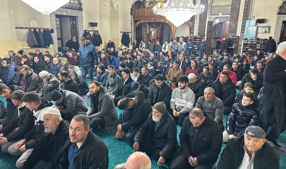 Kent genelindeki camileri dolduran vatandaşlar, kandilin manevi atmosferini yaşadı.