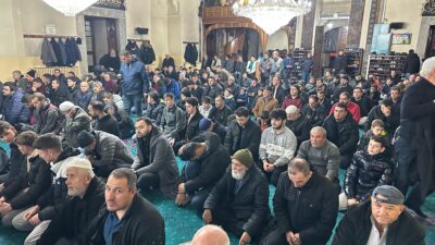 Kent genelindeki camileri dolduran vatandaşlar, kandilin manevi atmosferini yaşadı.