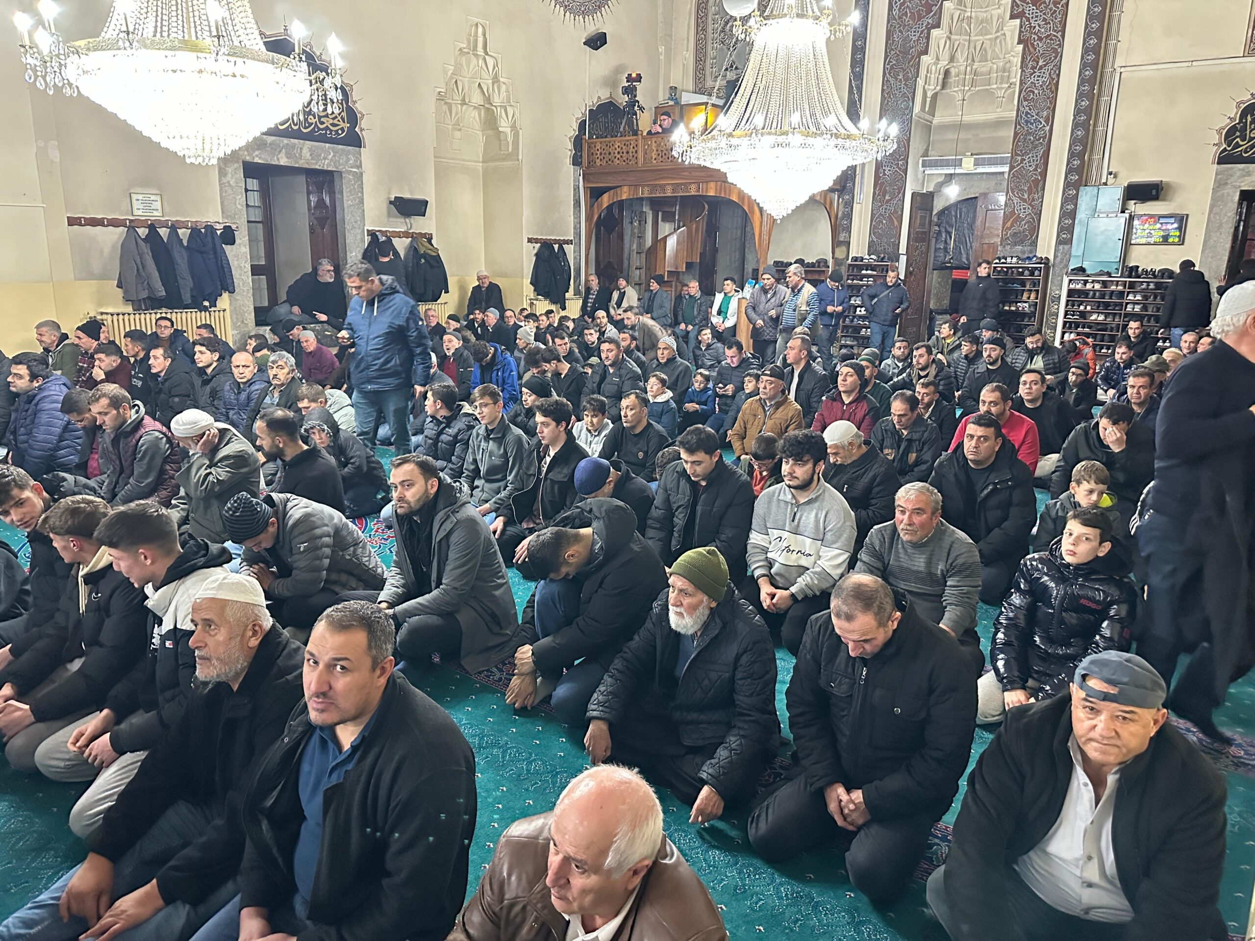 Kent genelindeki camileri dolduran vatandaşlar, kandilin manevi atmosferini yaşadı.