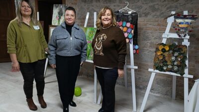AÇILIŞ TÖRENİ YOĞUN İLGİ GÖRDÜ Küratörlüğünü Zeynep Gürman’ın üstlendiği serginin