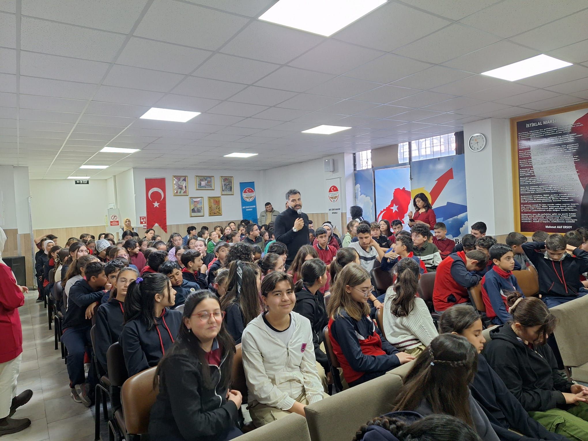 Şehit Şükrü Karadirek Ortaokulu öğrencileriyle bir araya gelen AFSÜ Hastanesi