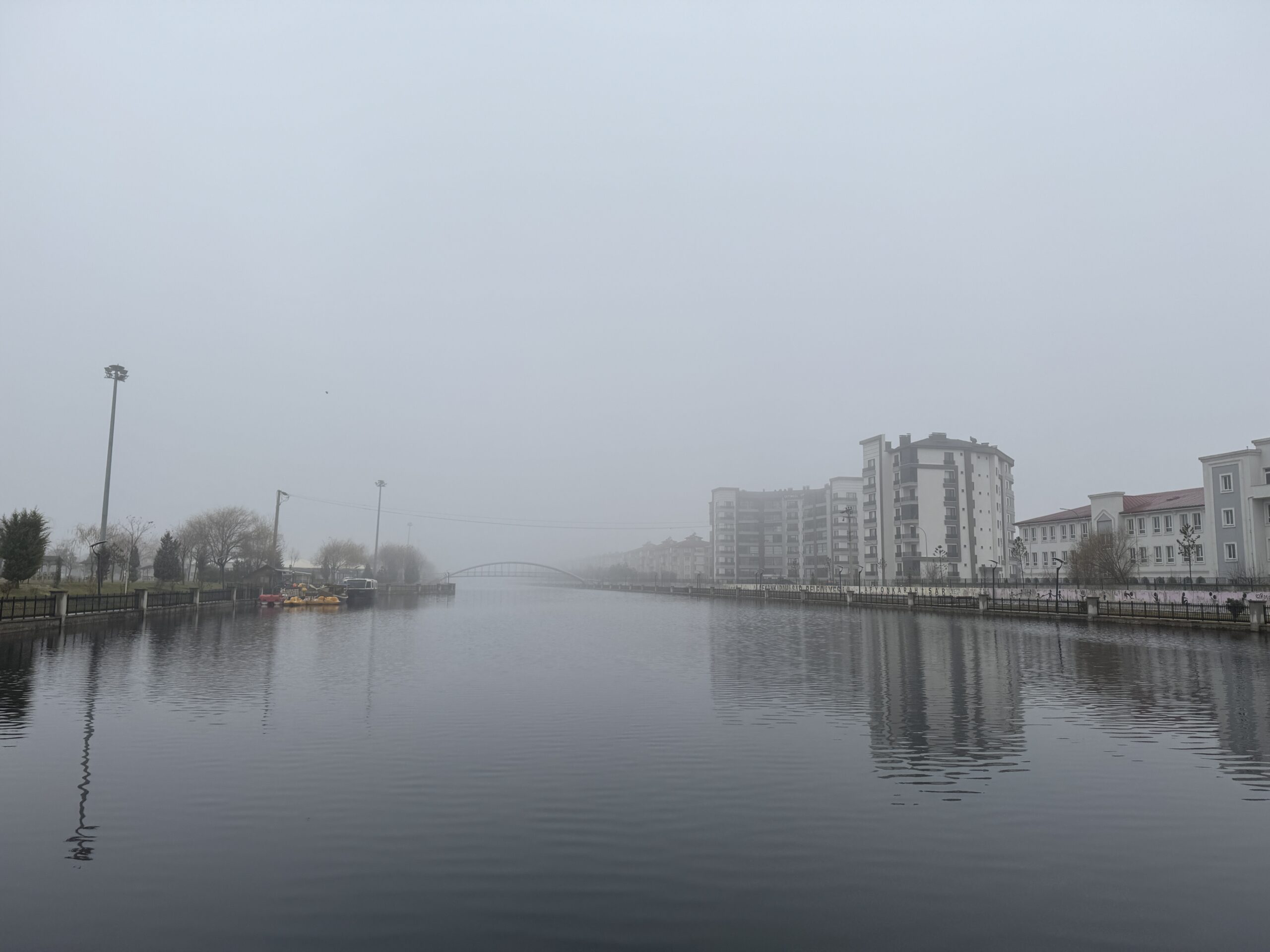 Afyonkarahisar'da etkili olan sis nedeniyle görüş mesafesi yer yer 50