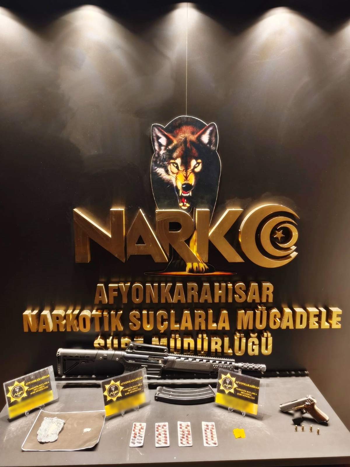 Afyonkarahisar İl Emniyet Müdürlüğü ekipleri, il merkezinde bir mahallede yürüttükleri