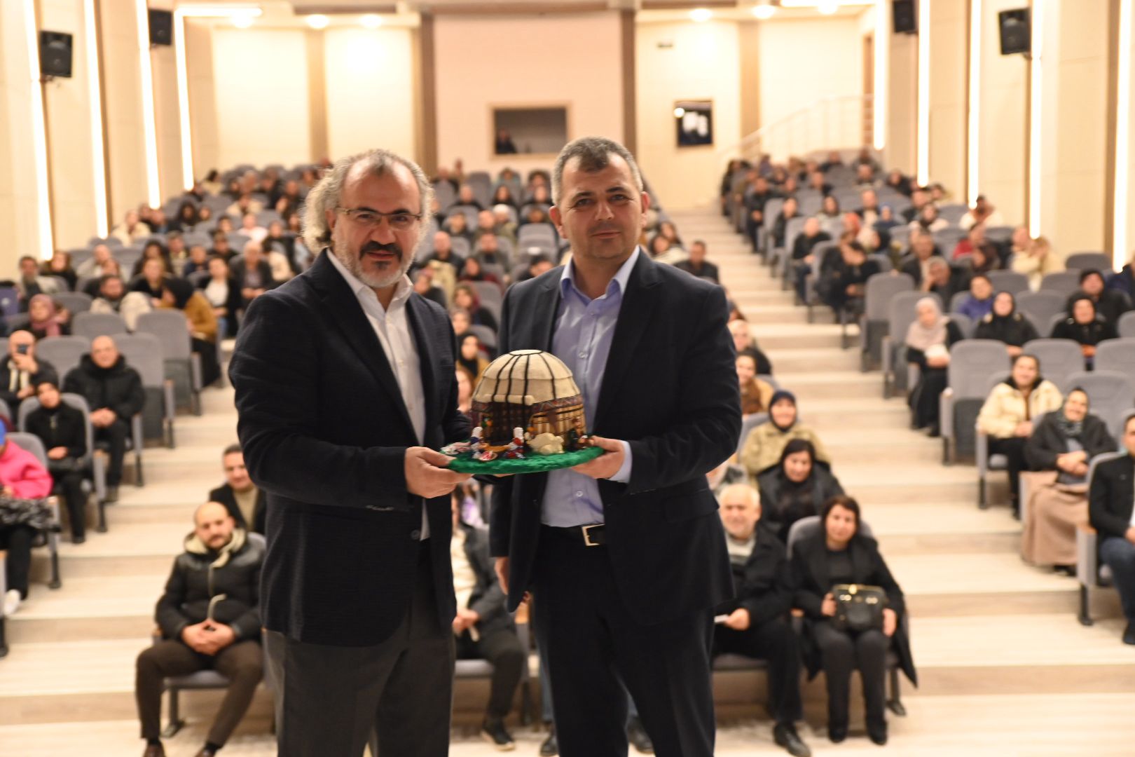 Afyonkarahisar’ın Emirdağ ilçesinde Belediye Başkanı Serkan Koyuncu, çocukların sağlıklı gelişimi