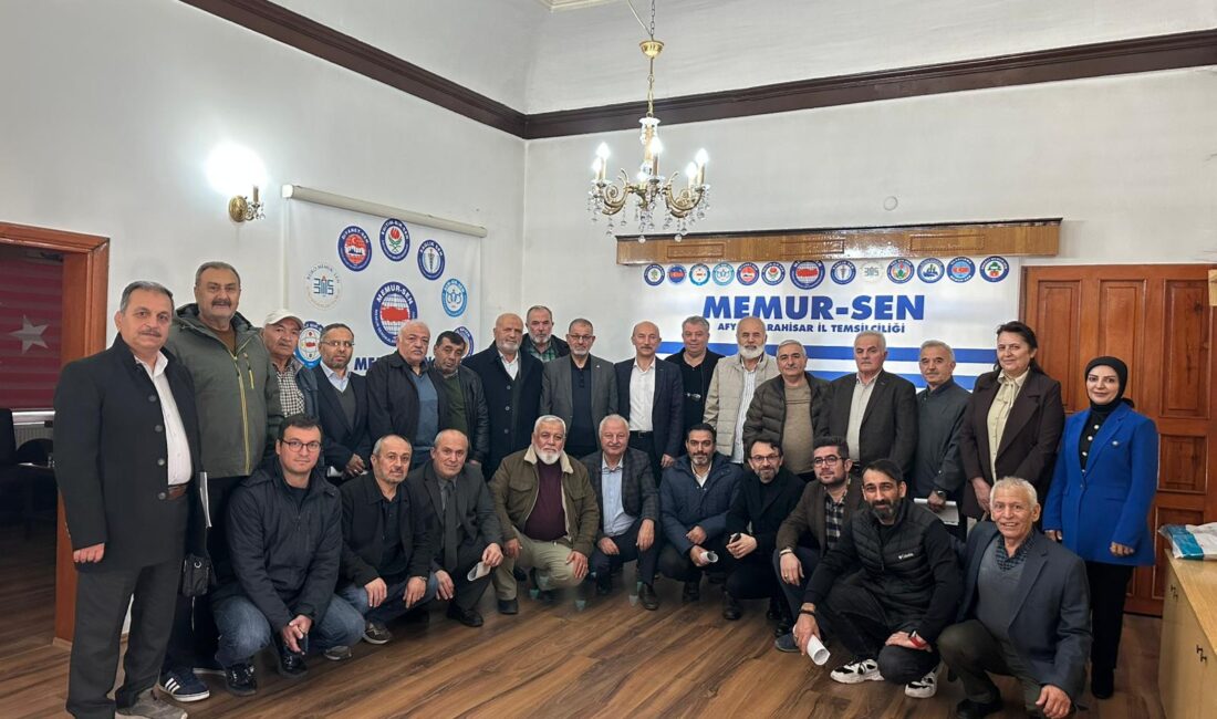 Emekli Memur-Sen Genel Başkanı Ali Küçükkösen, yönetim kurulu üyeleriyle birlikte