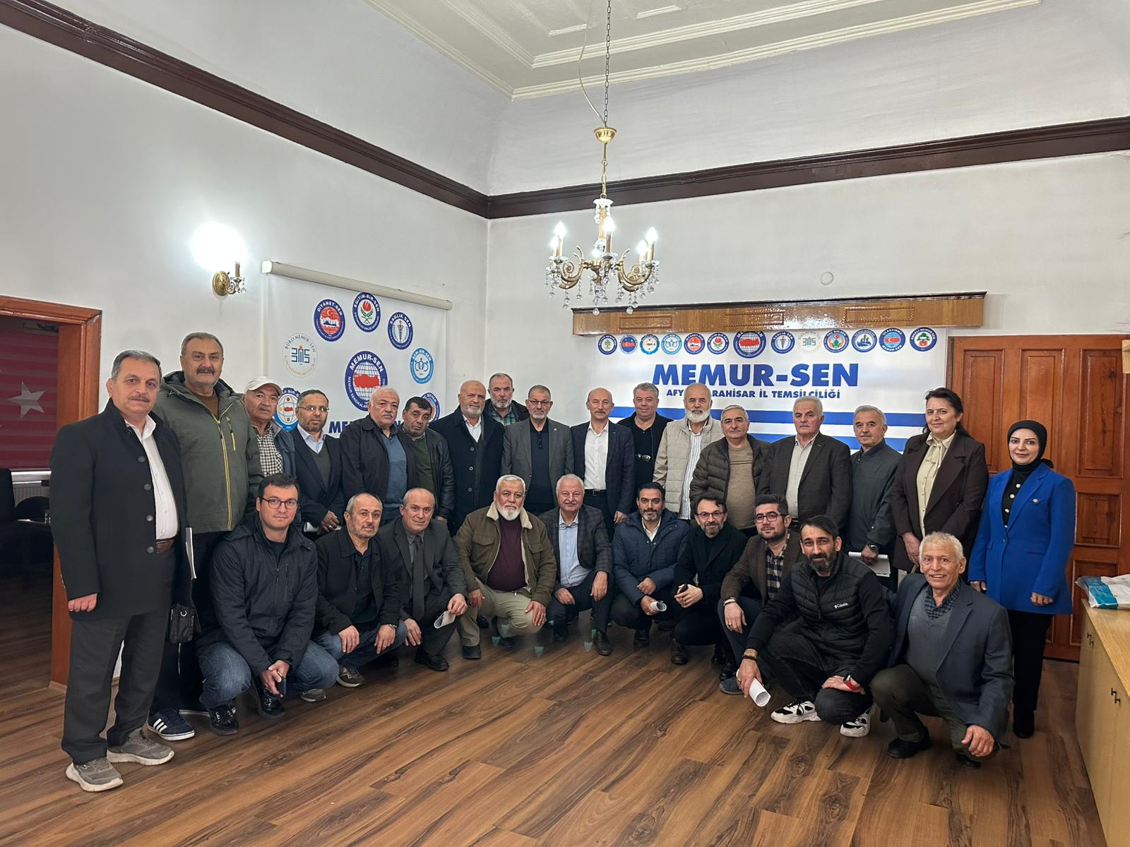 Emekli Memur-Sen Genel Başkanı Ali Küçükkösen, yönetim kurulu üyeleriyle birlikte