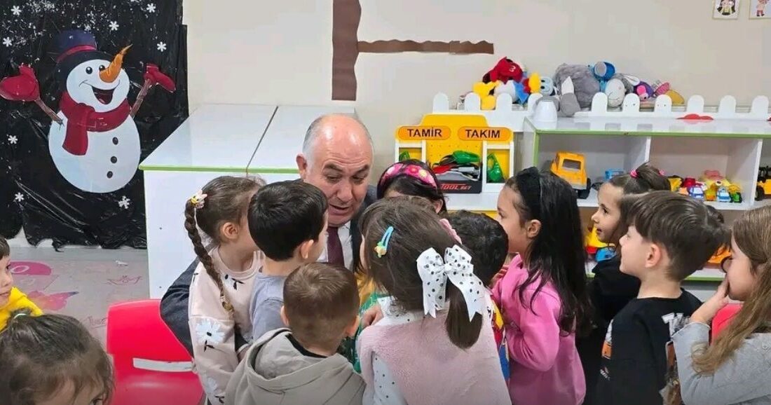 Afyonkarahisar'da Emirdağ İlçe Milli Eğitim Müdürü Gürkan Emeksiz, Merkez Anaokulu'nda