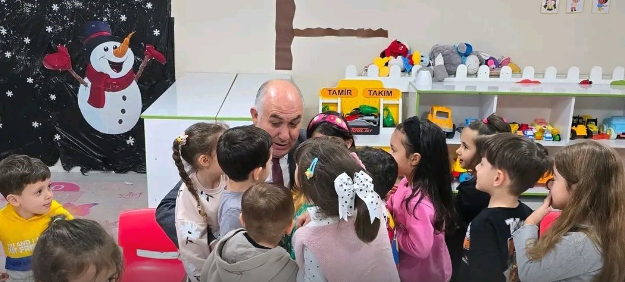 Afyonkarahisar'da Emirdağ İlçe Milli Eğitim Müdürü Gürkan Emeksiz, Merkez Anaokulu'nda