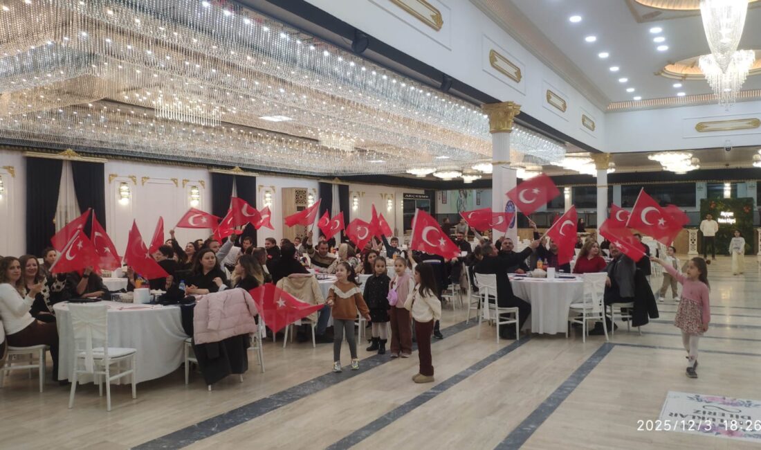 Ziyaretlerin ardından akşam saatlerinde düzenlenen 24 Kasım Öğretmenler Günü kutlama