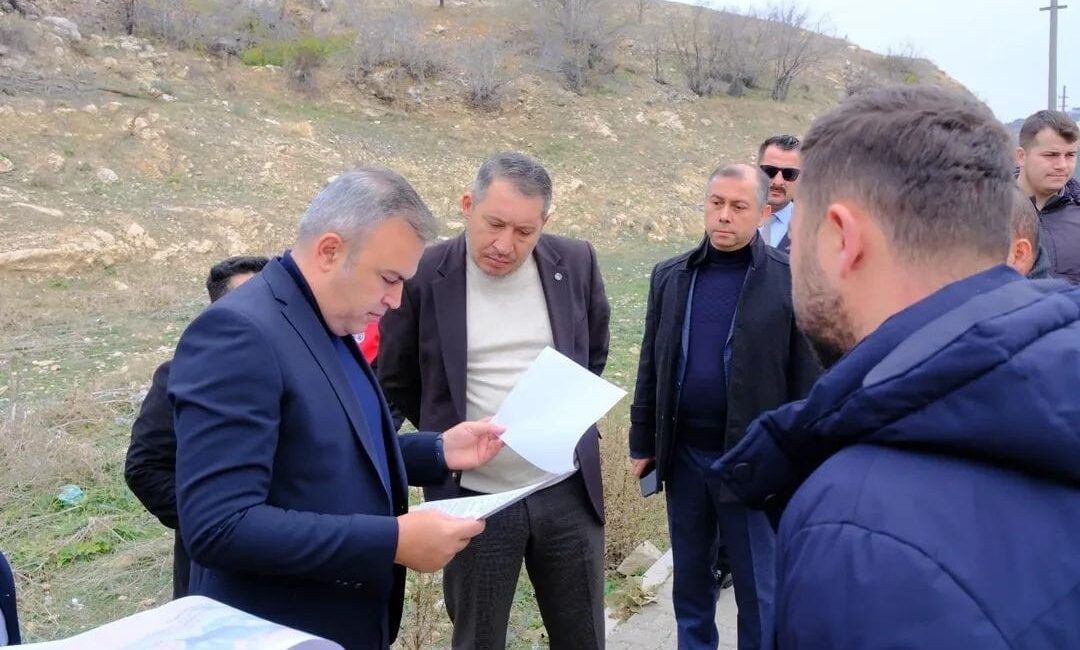 Afyonkarahisar’ın Dinar ilçesinde önemli bir trafik sorununu çözüme kavuşturacak olan