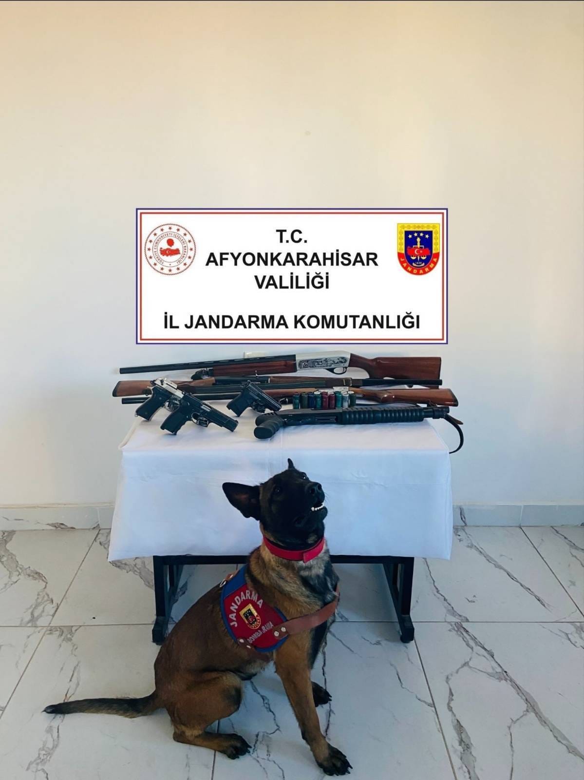 
Afyonkarahisar İl Jandarma Komutanlığı ekipleri, Sinanpaşa ilçesinde yürüttükleri çalışmalar kapsamında