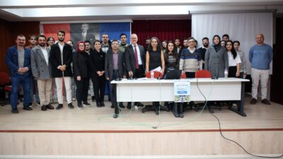 Erdal Akar Konferans Salonunda moderatörlüğünü Fen Edebiyat Fakültesi Tarih Bölüm