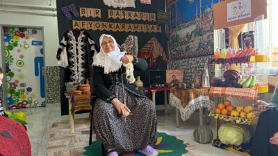 https://www.gazete3.com.tr/wp-content/uploads/2025/12/Video-by-gazete_3-2.mp4 Okulda gerçekleştirilen üç farklı atölyede; haşhaş üretimi, kirmanla yün