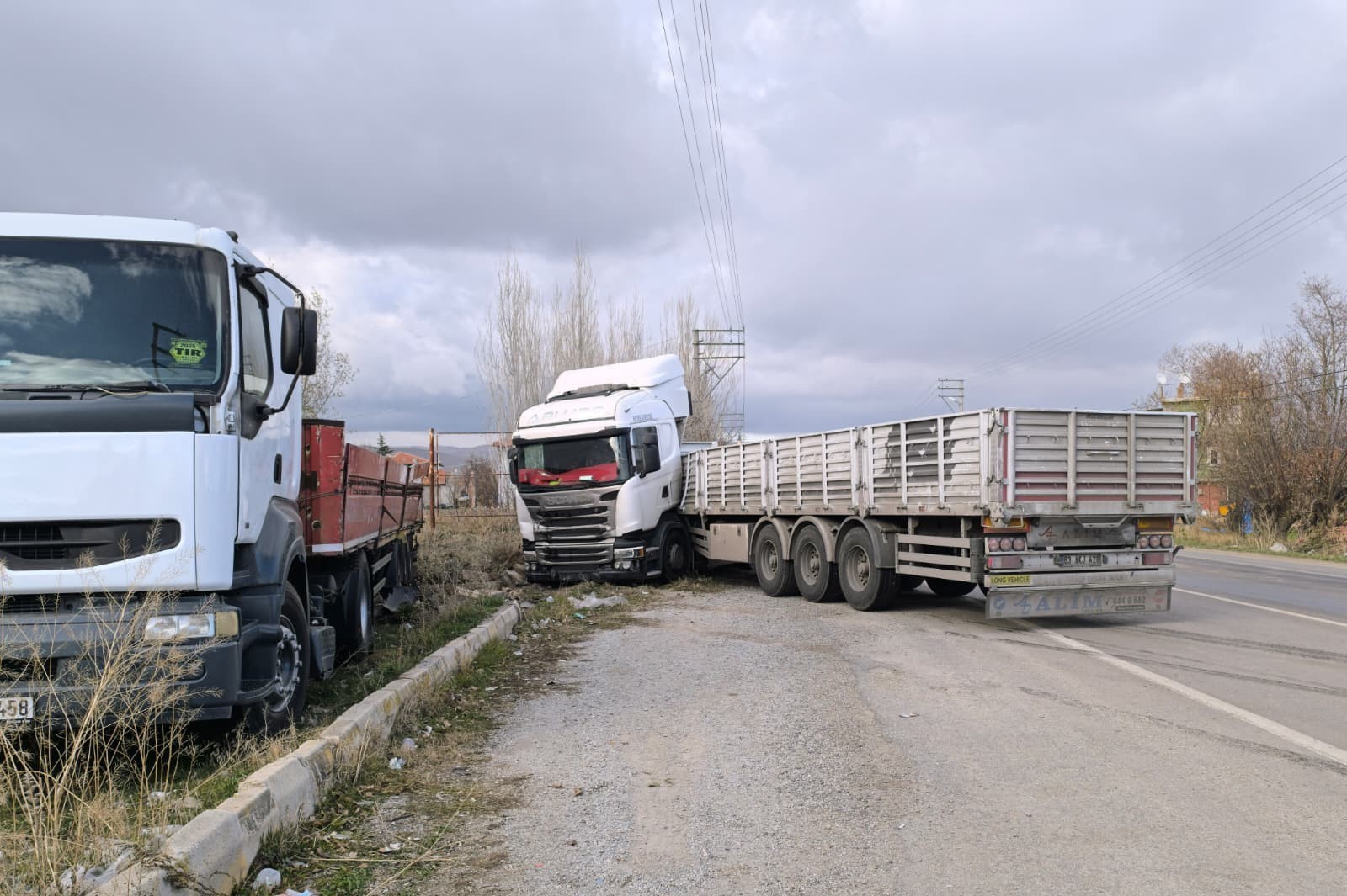 Afyonkarahisar’da meydana gelen trafik kazasında kontrolden çıkan tır bir başka