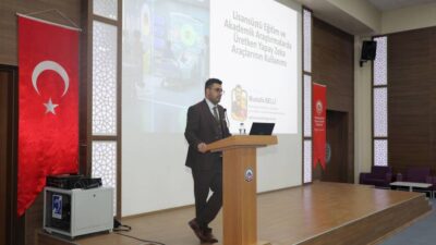 Tıp Fakültesi Mavi Salon’da gerçekleşen eğitime Lisansüstü Eğitim Enstitüsü Müdürü