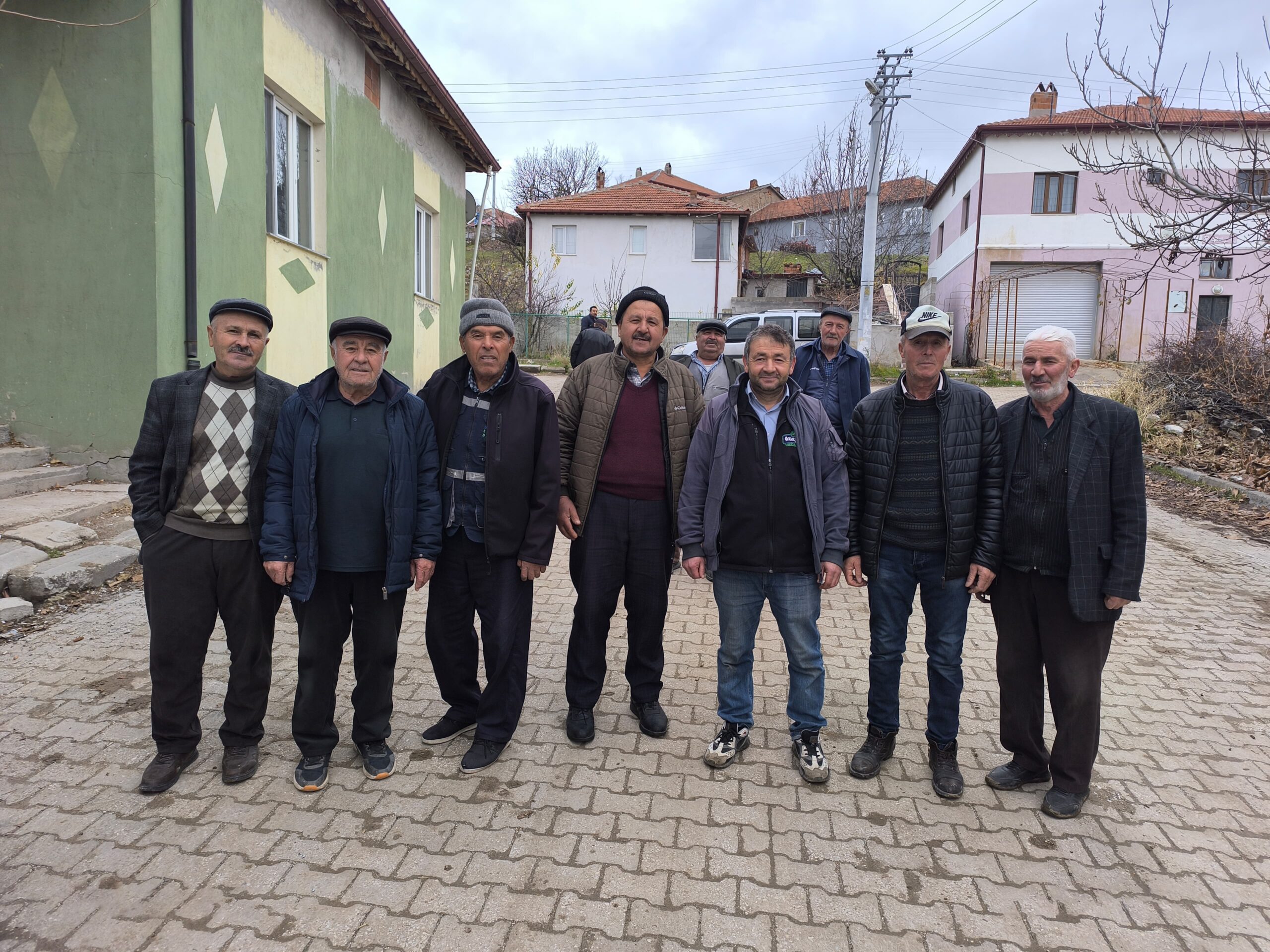 Şuhut ilçesine bağlı İcikli köyünde yaşayan vatandaşlar, uzun süredir telefon