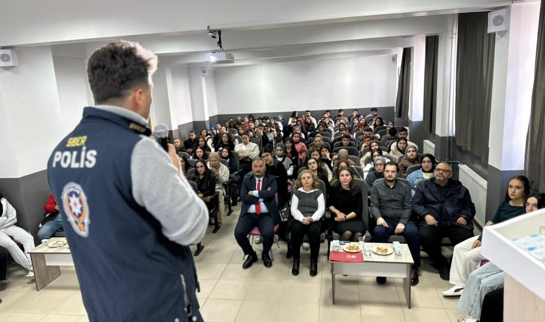 Afyonkarahisar'da polis ekipleri tarafından yaklaşık 500 öğrenciye 'SİBERAY' programı programın