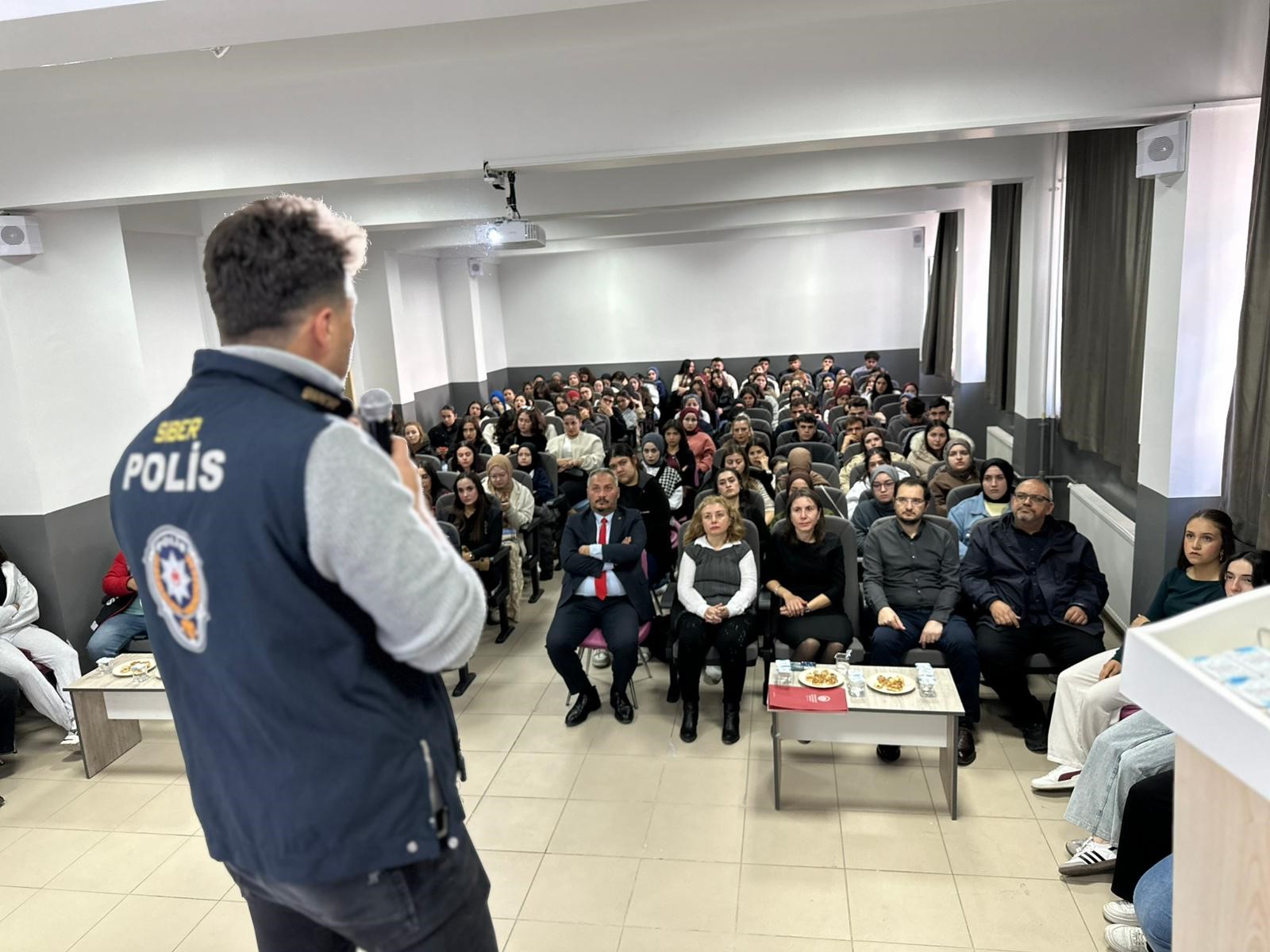 Afyonkarahisar'da polis ekipleri tarafından yaklaşık 500 öğrenciye 'SİBERAY' programı programın