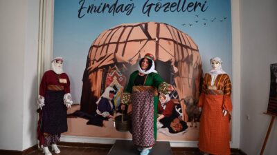 Saya odasında geleneksel saya kıyafetini giyen misafirler, kültür evinde yer