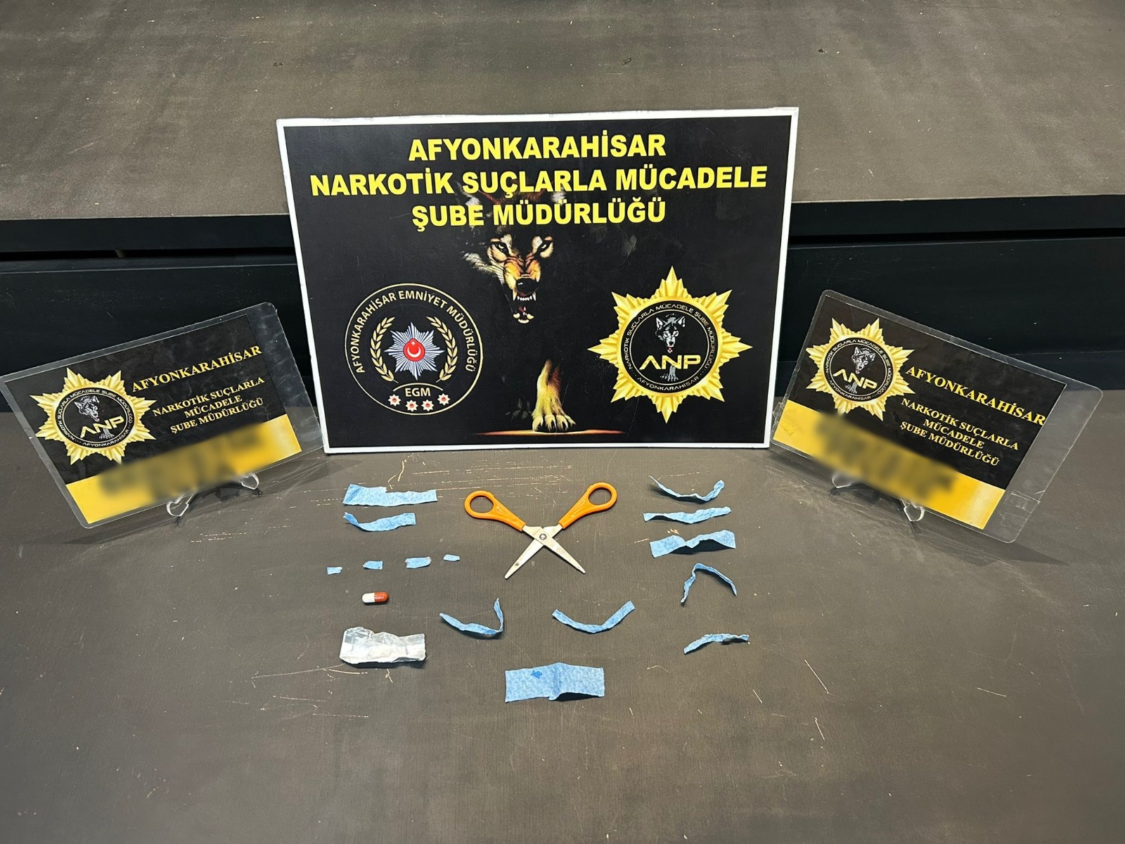 Afyonkarahisar İl Emniyet Müdürlüğü ekipleri, sokak satıcılarına yönelik gerçekleştirdiği operasyonda