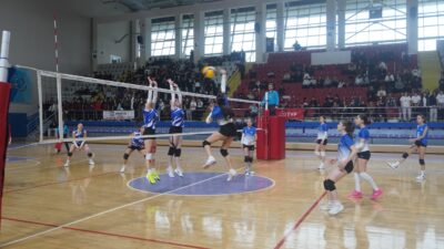İl genelindeki ortaokulların yoğun katılımıyla gerçekleştirilen turnuvada sporcular, sergiledikleri performans