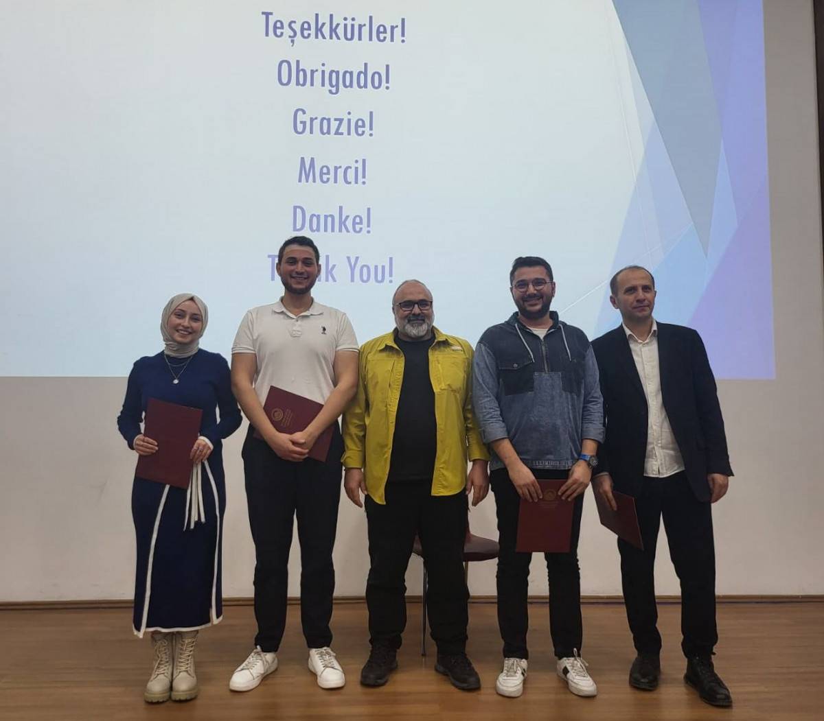 AFSÜ Eczacılık Fakültesi tarafından Mavi Salonda düzenlenen “Kariyer Yolunda Deneyim