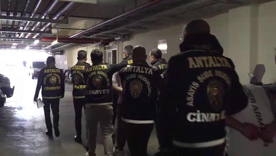 
Antalya'da 1 kişinin silahla yaralanmasına ilişkin gözaltına alınan 7 şüpheliden