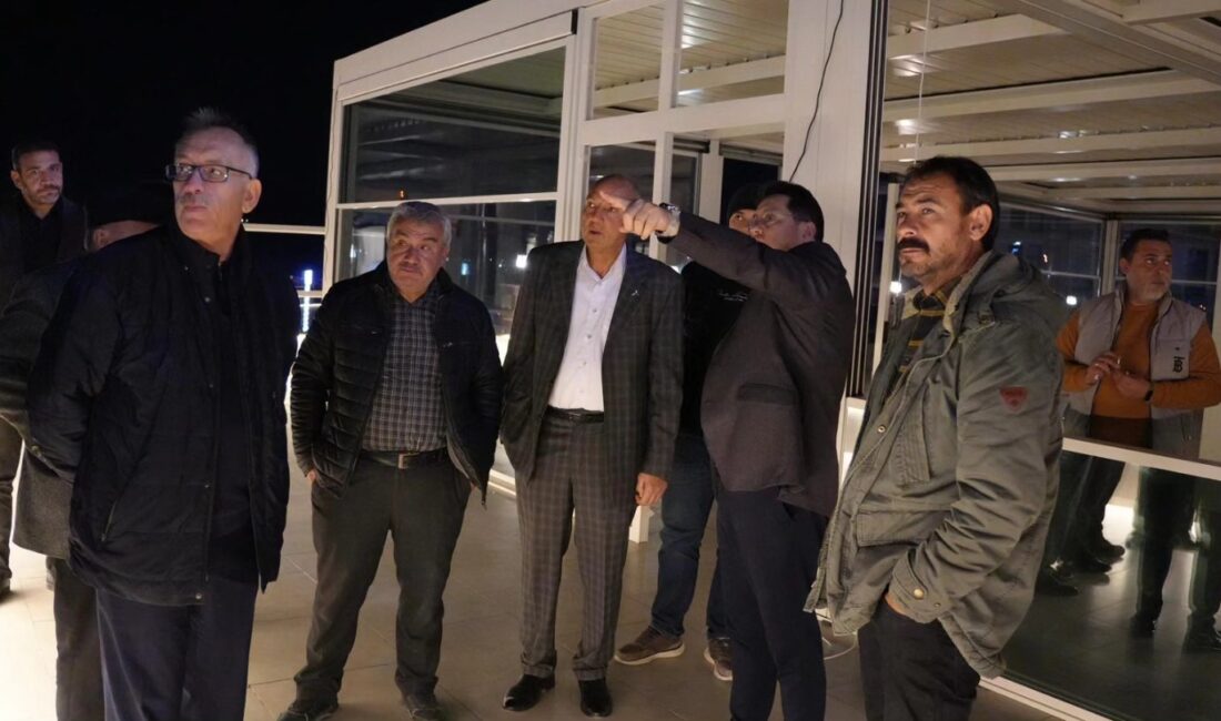 Bolvadin Belediye Başkanı Derviş Aynacı, meclis üyeleriyle birlikte Bolvadin Belediyesi