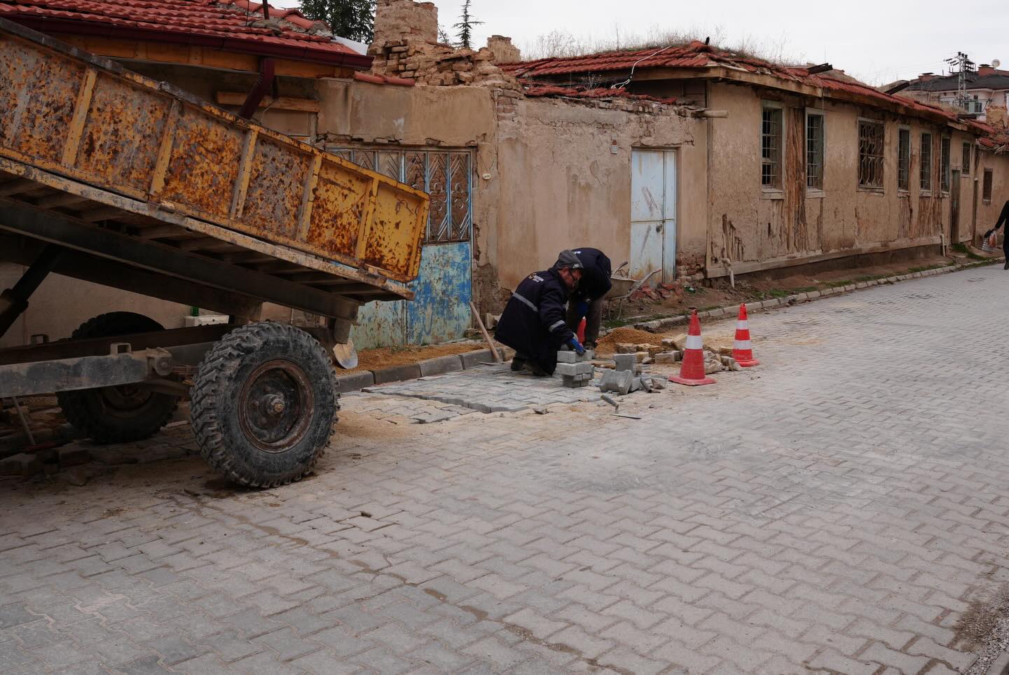 Bolvadin Belediyesi Fen İşleri Müdürlüğü ekipleri, ilçe genelindeki altyapı iyileştirme