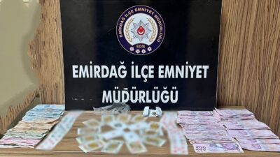 Afyonkarahisar'da polis tarafından gerçekleştirilen uyuşturucu operasyonunda 3 adet peçeteye emdirilmiş