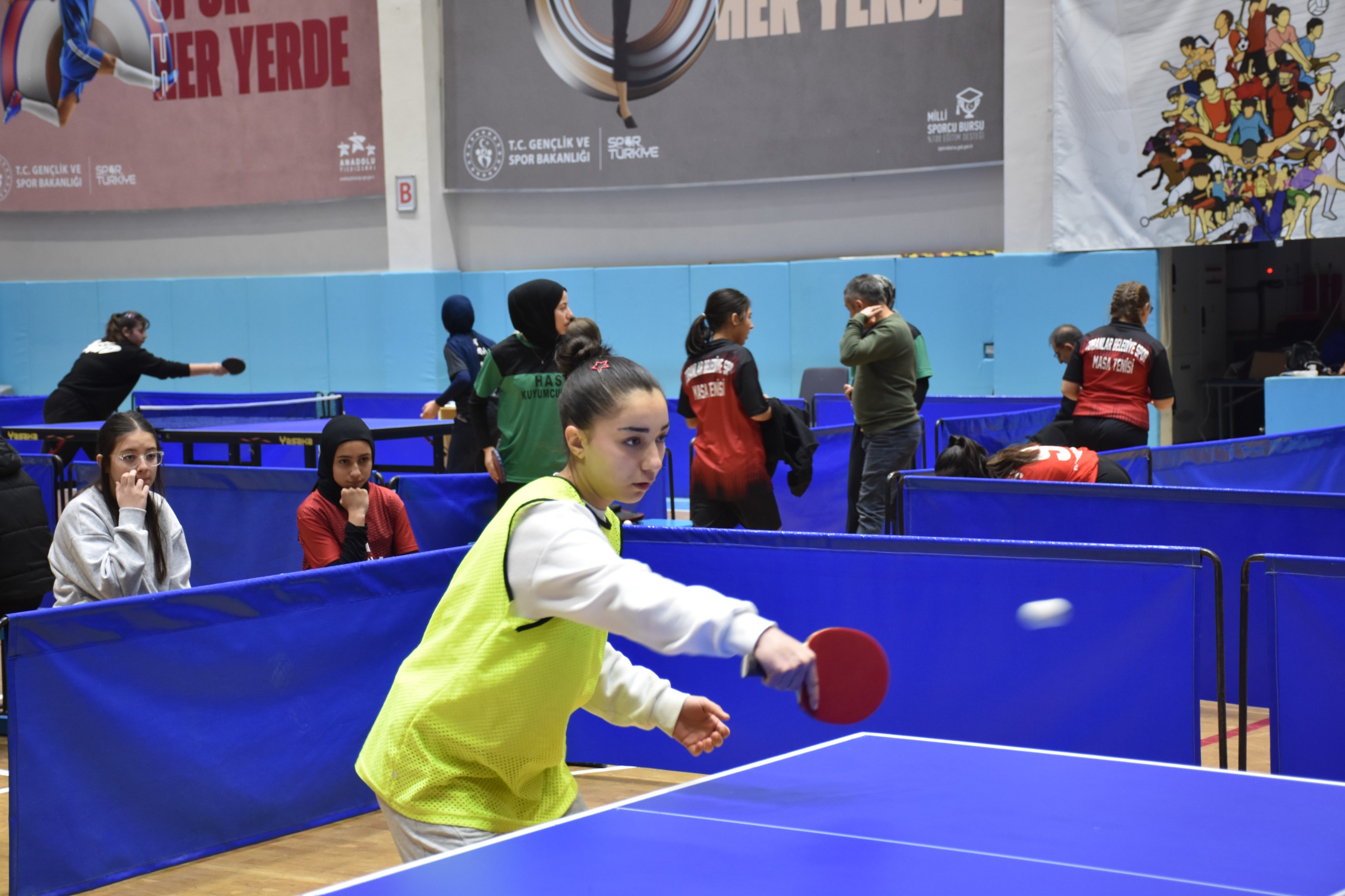 Afyonkarahisar’da düzenlenen Okul Sporları Gençler Masa Tenisi Müsabakaları, iki gün