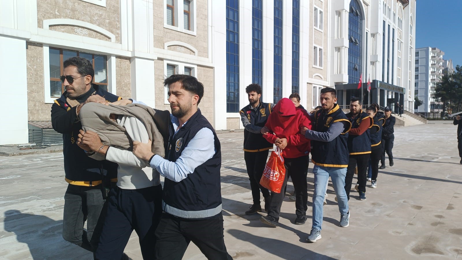 Adıyaman’da masaj salonlarına düzenlenen operasyonda fuhuş yaptıkları ve fuhuşa aracılık