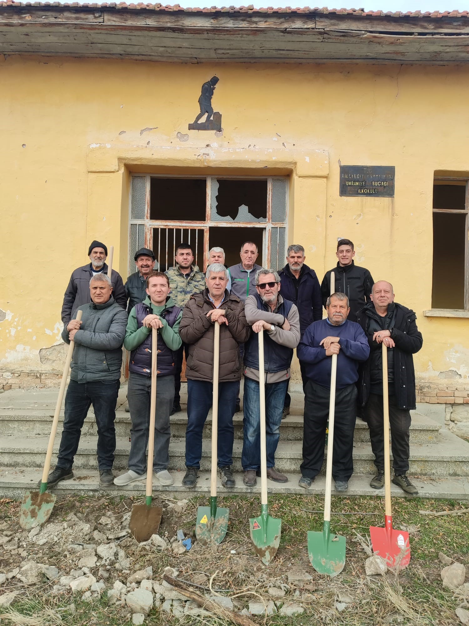 Emirdağ ilçesine bağlı Umraniye köyünde yaşayan vatandaşlar, imece usulü çalışarak