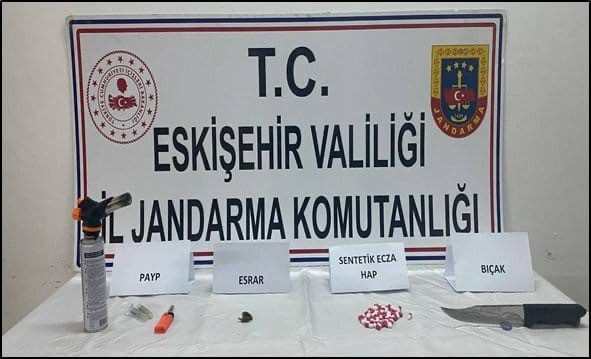 Afyonkarahisar’dan temin edilen uyuşturucunun Eskişehir’e sevk edileceğini öğrenen jandarma, üç