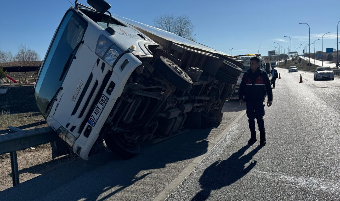 Afyonkarahisar'da kontrolden çıkarak yol kenarındaki refüje giren kamyonet bariyerlere çarparak