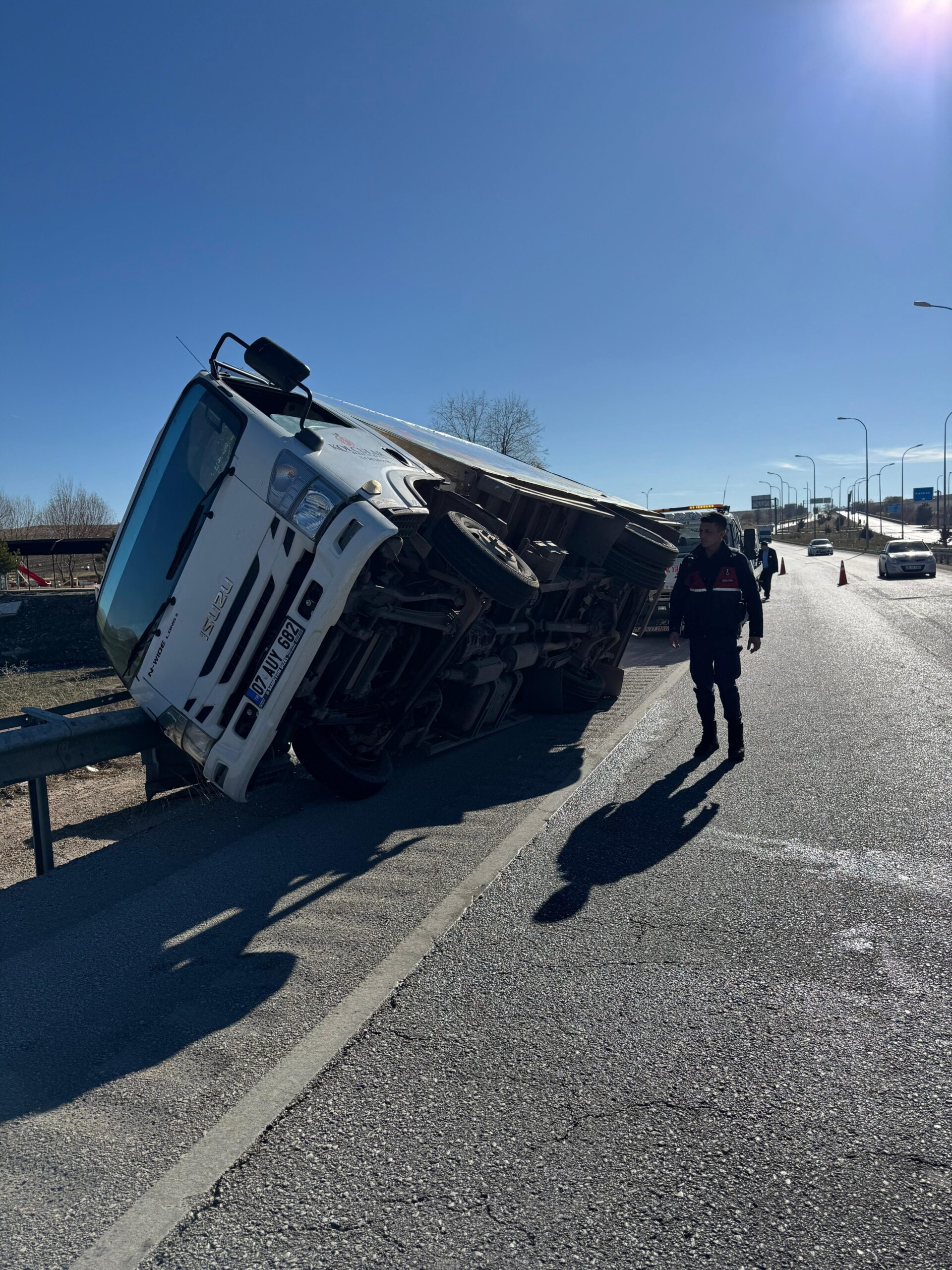 Afyonkarahisar'da kontrolden çıkarak yol kenarındaki refüje giren kamyonet bariyerlere çarparak