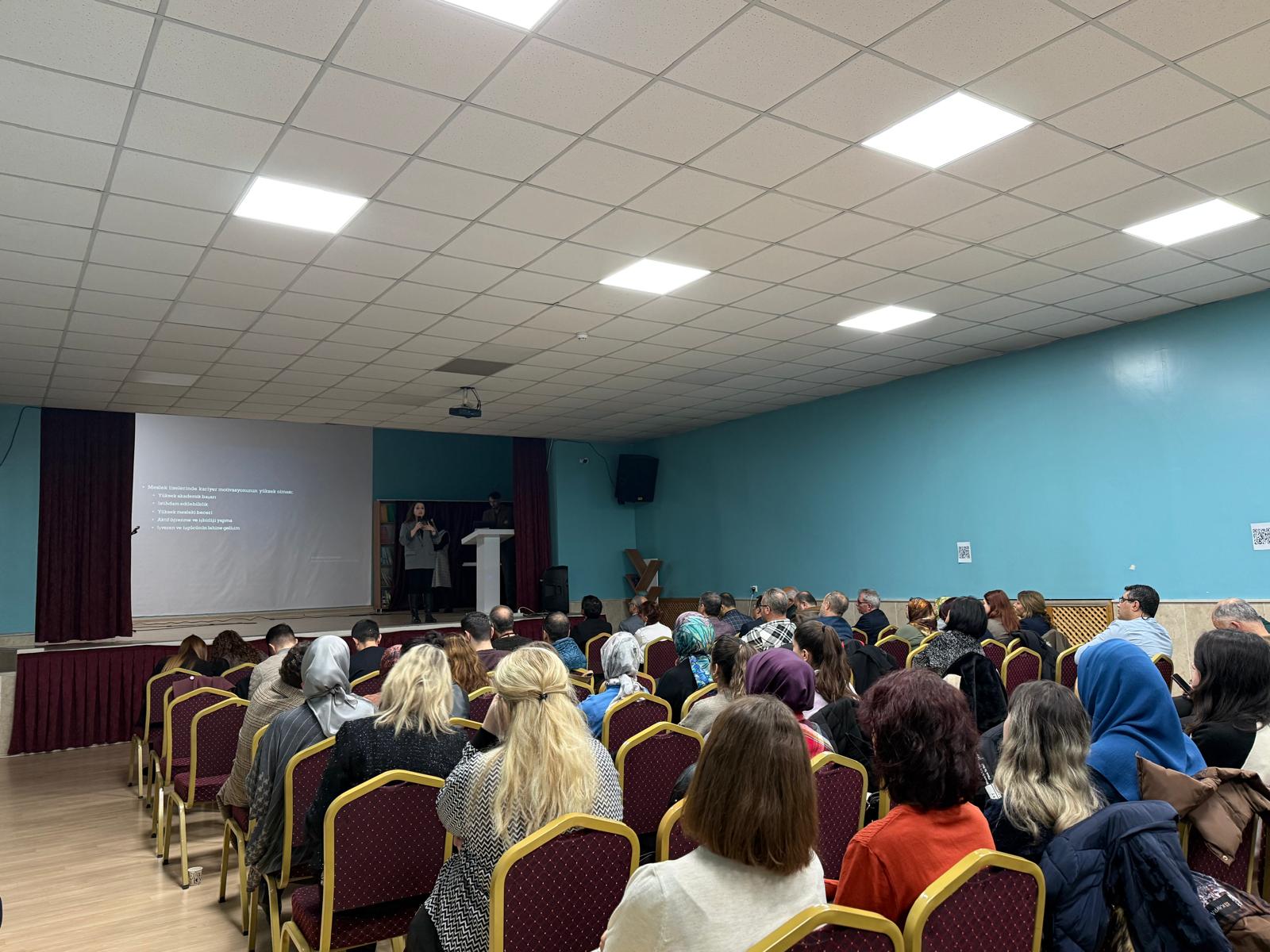 Afyonkarahisar’da düzenlenen Meslek Liselerinde Kariyer Motivasyonu Çalıştayı’nda, meslek lisesi yöneticileri,