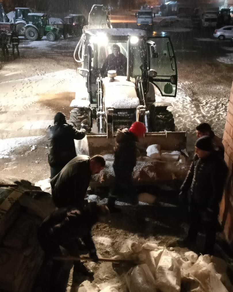 Sandıklı Belediyesi Fen İşleri Müdürlüğü ile Temizlik İşleri Müdürlüğü ekipleri,