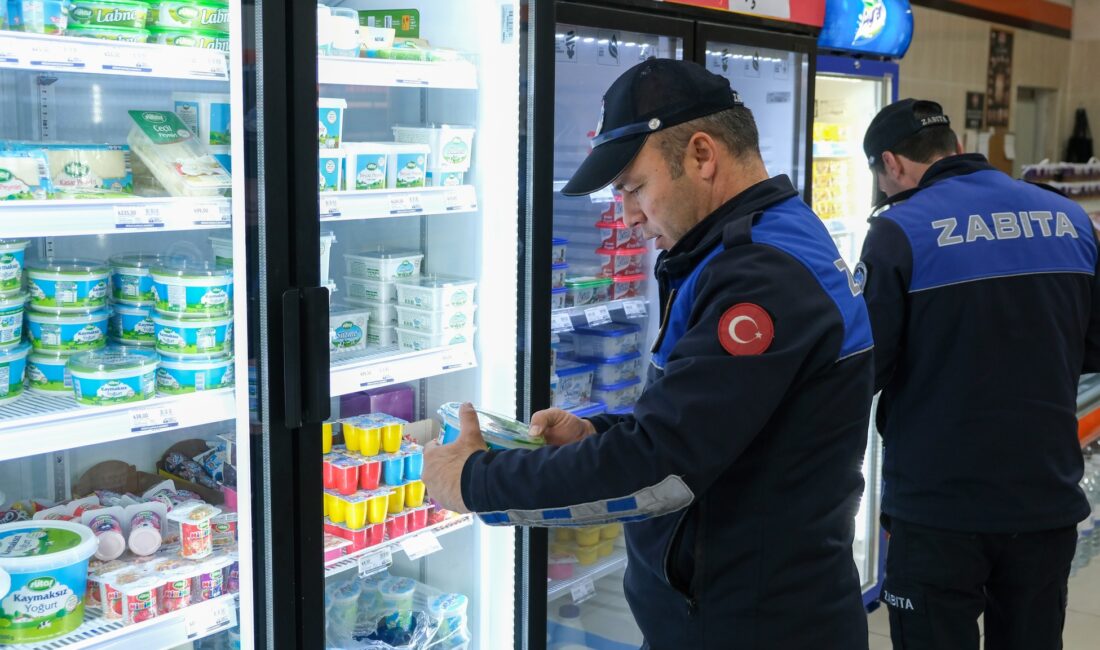 Sandıklı Belediyesi Zabıta Müdürlüğü ekipleri, ilçe genelindeki zincir marketlerde fiyat,