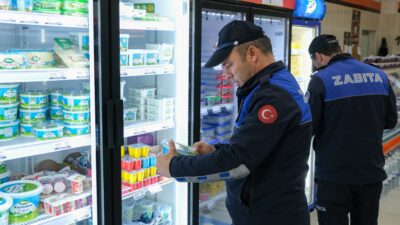 Sandıklı Belediyesi Zabıta Müdürlüğü ekipleri, ilçe genelindeki zincir marketlerde fiyat,