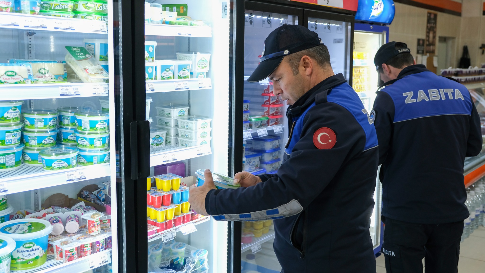 Sandıklı Belediyesi Zabıta Müdürlüğü ekipleri, ilçe genelindeki zincir marketlerde fiyat,