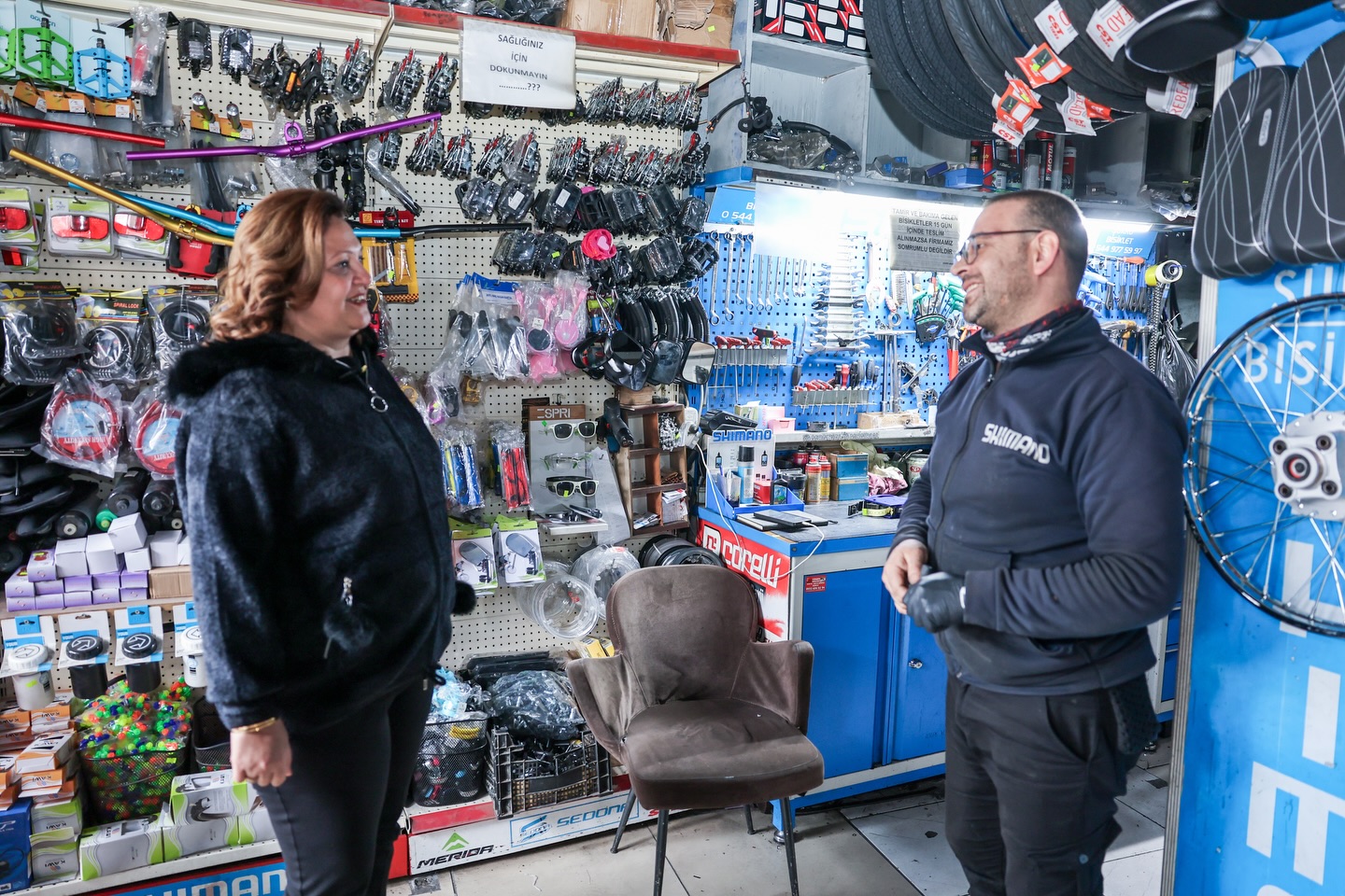 Afyonkarahisar Belediye Başkanı Burcu Köksal, Gazlıgöl Caddesi’nde esnaf ziyareti gerçekleştirerek