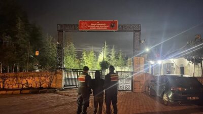Jandarma ekipleri tarafından yapılan kontrollerde; dolandırıcılık suçundan 12, hırsızlık suçundan