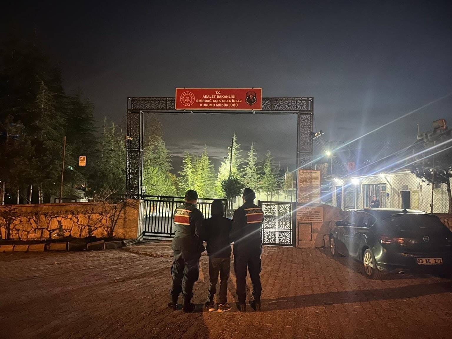 Afyonkarahisar İl Jandarma Komutanlığı, kent genelinde suç ve suçlularla mücadele