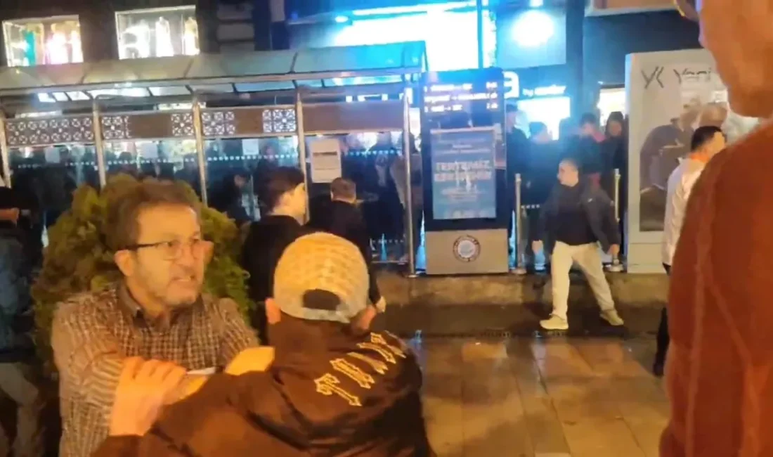 Eskişehir'de cadde üzerinde iki grup arasında çıkan kavga, olayı ayırmaya