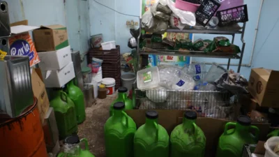 Kilis’te zabıta ekiplerinin denetlediği gıda işletmesinde tarihi geçmiş ürünler ve