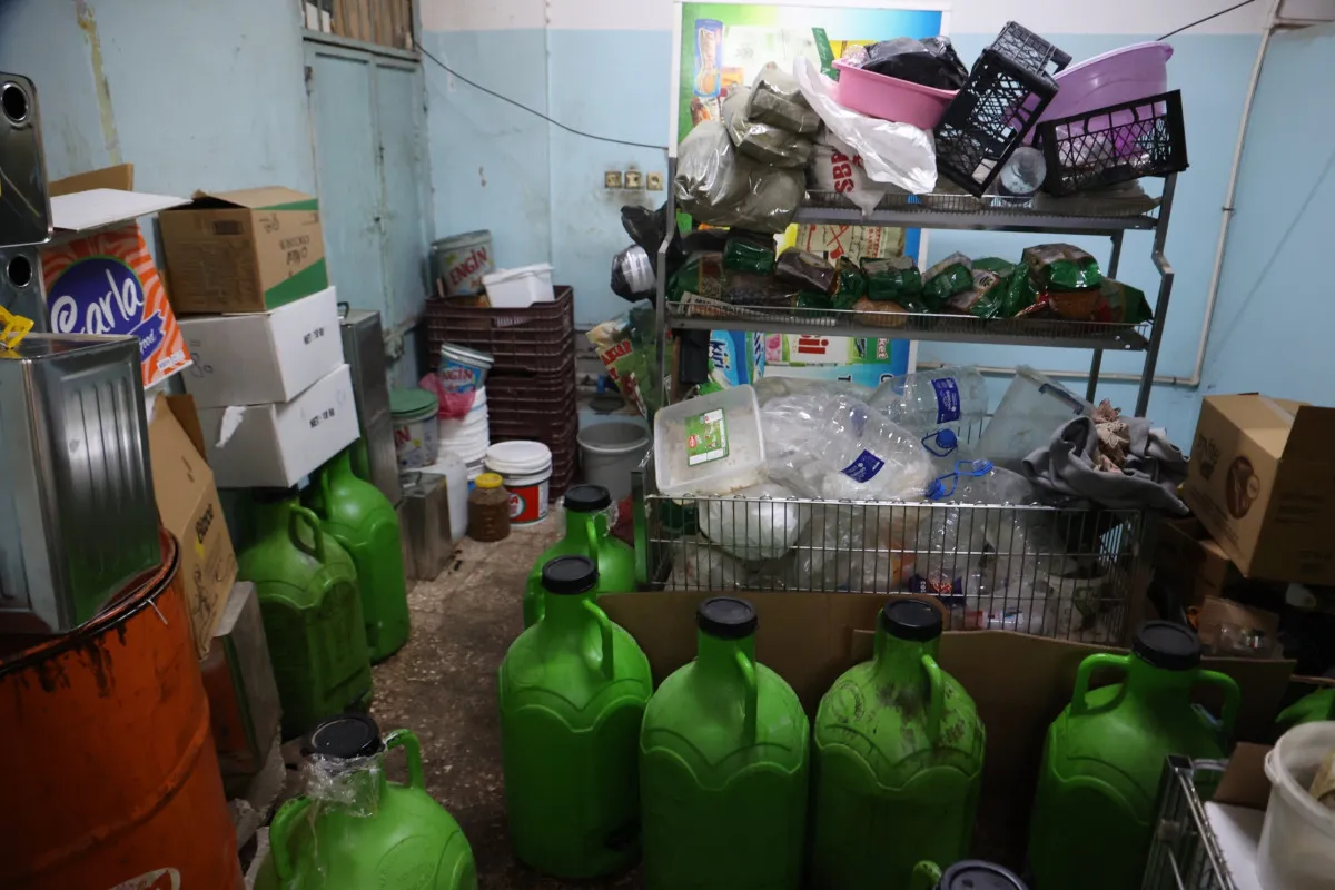 Kilis’te zabıta ekiplerinin denetlediği gıda işletmesinde tarihi geçmiş ürünler ve