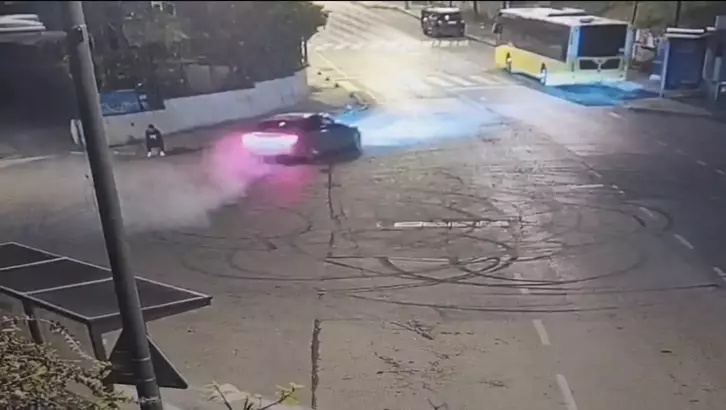 İstanbul Üsküdar'da otomobiliyle drift atarak trafik güvenliğini tehlikeye düşüren kadın