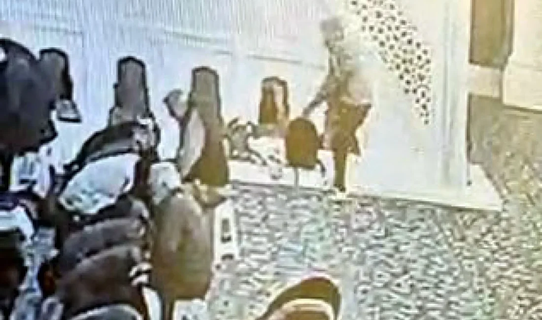 İstanbul'un Avcılar ilçesinde akıl almaz bir hırsızlık olayı yaşandı. Kapüşonlu